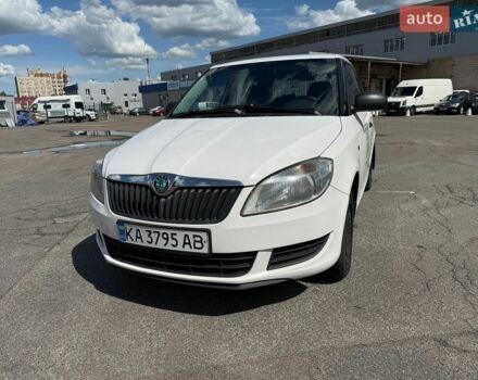 Белый Шкода Фабия, объемом двигателя 1.2 л и пробегом 200 тыс. км за 3999 $, фото 1 на Automoto.ua