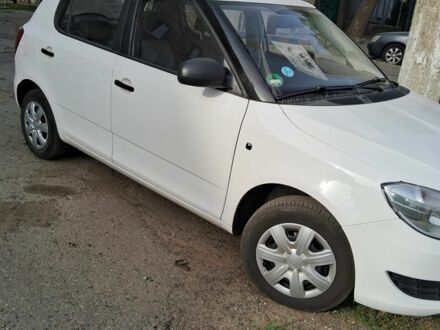 Белый Шкода Фабия, объемом двигателя 1.2 л и пробегом 153 тыс. км за 4300 $, фото 1 на Automoto.ua