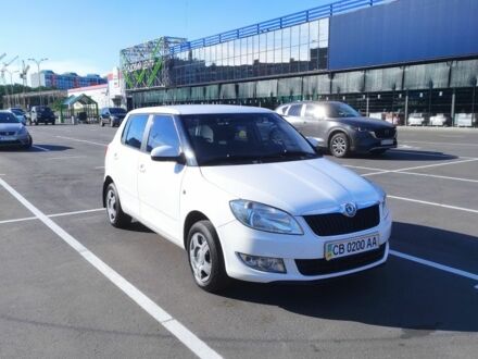 Шкода Фабия 2012 в Чернигове на Automoto.ua Белый Шкода Фабия, объемом двигателя 1.4 л и пробегом 165 тыс. км за 6900 $, фото 1 на Automoto.ua