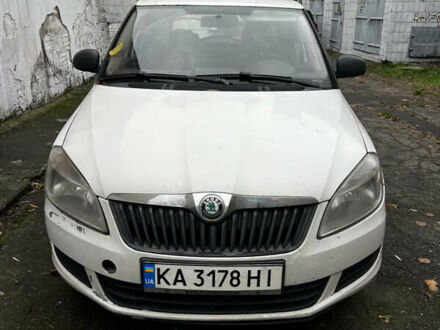 Белый Шкода Фабия, объемом двигателя 1.4 л и пробегом 320 тыс. км за 3200 $, фото 1 на Automoto.ua