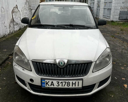 Белый Шкода Фабия, объемом двигателя 1.4 л и пробегом 320 тыс. км за 3200 $, фото 1 на Automoto.ua