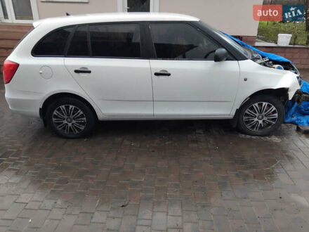 Белый Шкода Фабия, объемом двигателя 1.2 л и пробегом 250 тыс. км за 3500 $, фото 1 на Automoto.ua