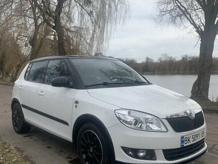Шкода Фабия 2013 в Ровно на Automoto.ua Белый Шкода Фабия, объемом двигателя 1.2 л и пробегом 115 тыс. км за 6300 $, фото 1 на Automoto.ua