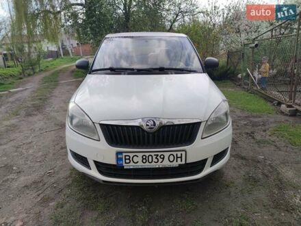 Белый Шкода Фабия, объемом двигателя 1.2 л и пробегом 172 тыс. км за 4900 $, фото 1 на Automoto.ua