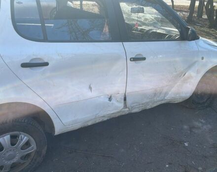 Белый Шкода Фабия, объемом двигателя 1.2 л и пробегом 180 тыс. км за 650 $, фото 1 на Automoto.ua