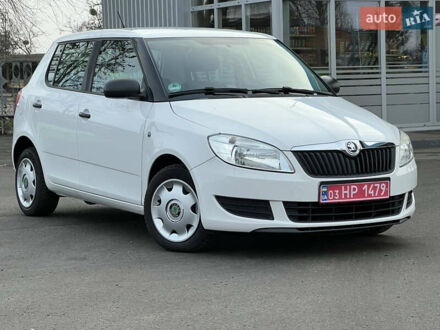 Белый Шкода Фабия, объемом двигателя 0 л и пробегом 130 тыс. км за 5300 $, фото 1 на Automoto.ua