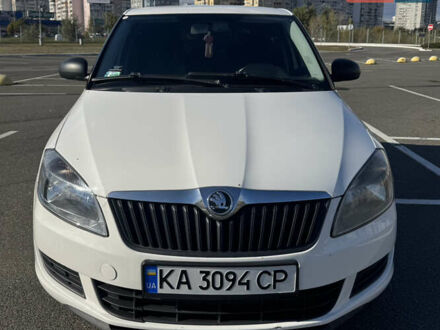 Шкода Фабия 2014 в Киеве на Automoto.ua Белый Шкода Фабия, объемом двигателя 1.6 л и пробегом 252 тыс. км за 5699 $, фото 1 на Automoto.ua