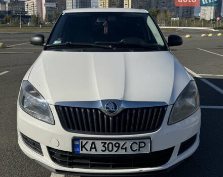 Шкода Фабия 2014 в Киеве на Automoto.ua Белый Шкода Фабия, объемом двигателя 1.6 л и пробегом 252 тыс. км за 5699 $, фото 1 на Automoto.ua