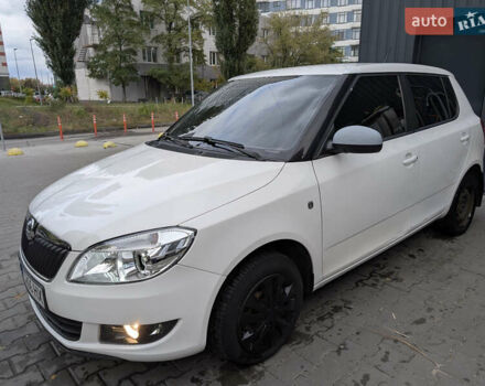Шкода Фабия 2014 в Киеве на Automoto.ua Белый Шкода Фабия, объемом двигателя 1.2 л и пробегом 319 тыс. км за 6800 $, фото 1 на Automoto.ua