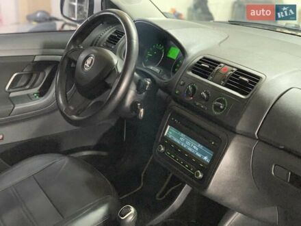 Белый Шкода Фабия, объемом двигателя 1.6 л и пробегом 260 тыс. км за 5800 $, фото 1 на Automoto.ua