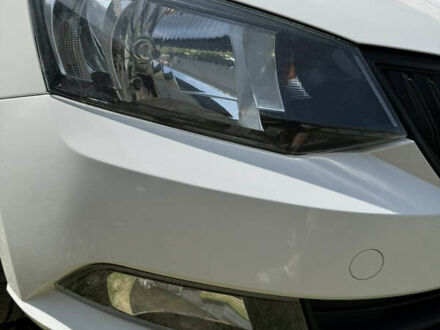 Белый Шкода Фабия, объемом двигателя 1.2 л и пробегом 160 тыс. км за 7500 $, фото 1 на Automoto.ua