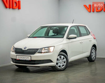 Белый Шкода Фабия, объемом двигателя 1 л и пробегом 105 тыс. км за 7274 $, фото 1 на Automoto.ua