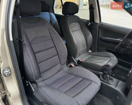 Бежевый Шкода Фабия, объемом двигателя 1.2 л и пробегом 298 тыс. км за 2300 $, фото 17 на Automoto.ua