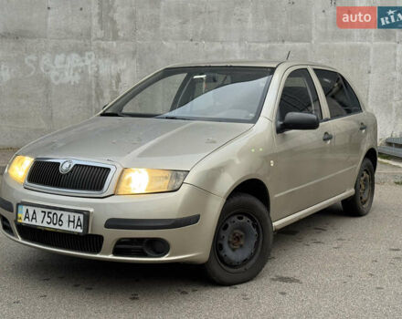 Бежевый Шкода Фабия, объемом двигателя 1.2 л и пробегом 298 тыс. км за 2300 $, фото 2 на Automoto.ua