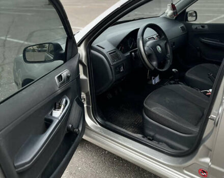 Бежевый Шкода Фабия, объемом двигателя 1.2 л и пробегом 400 тыс. км за 3500 $, фото 7 на Automoto.ua