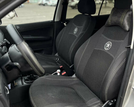 Бежевый Шкода Фабия, объемом двигателя 1.2 л и пробегом 400 тыс. км за 3500 $, фото 6 на Automoto.ua