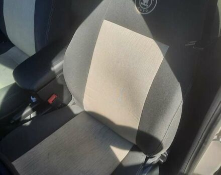 Бежевый Шкода Фабия, объемом двигателя 1.2 л и пробегом 310 тыс. км за 3700 $, фото 5 на Automoto.ua