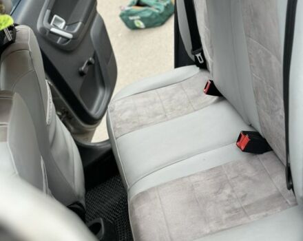 Бежевый Шкода Фабия, объемом двигателя 1.6 л и пробегом 261 тыс. км за 4300 $, фото 5 на Automoto.ua