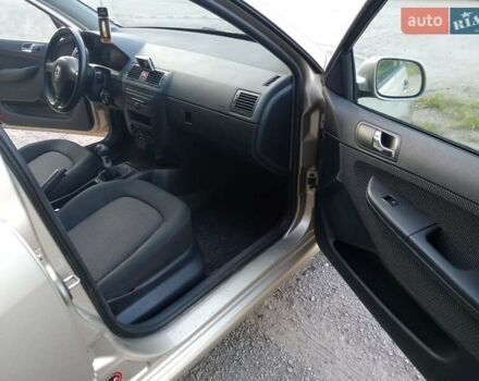 Бежевый Шкода Фабия, объемом двигателя 1.4 л и пробегом 204 тыс. км за 4100 $, фото 5 на Automoto.ua