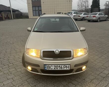 Бежевый Шкода Фабия, объемом двигателя 1.4 л и пробегом 199 тыс. км за 3900 $, фото 1 на Automoto.ua