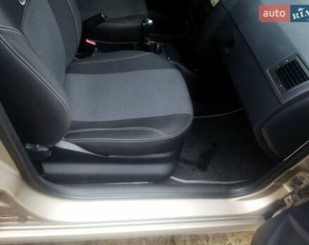 Бежевый Шкода Фабия, объемом двигателя 1.2 л и пробегом 225 тыс. км за 3500 $, фото 4 на Automoto.ua