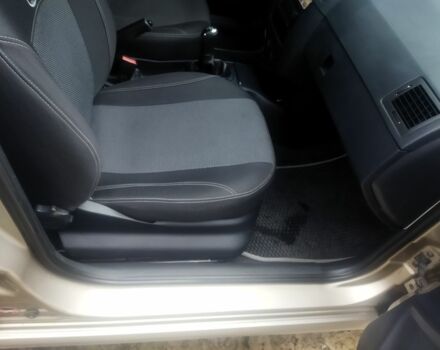 Бежевый Шкода Фабия, объемом двигателя 1.2 л и пробегом 225 тыс. км за 3500 $, фото 4 на Automoto.ua