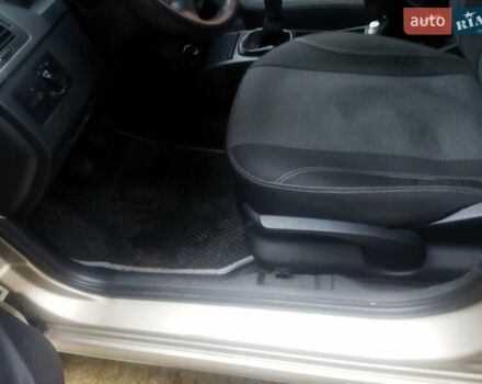 Бежевый Шкода Фабия, объемом двигателя 1.2 л и пробегом 225 тыс. км за 3500 $, фото 10 на Automoto.ua