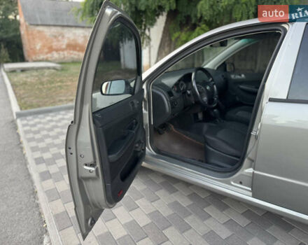 Бежевый Шкода Фабия, объемом двигателя 1.2 л и пробегом 160 тыс. км за 3999 $, фото 17 на Automoto.ua