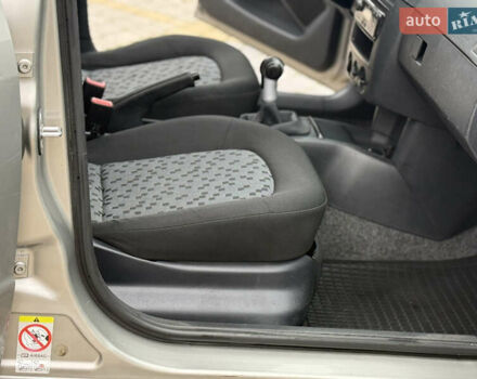 Бежевый Шкода Фабия, объемом двигателя 1.2 л и пробегом 183 тыс. км за 3850 $, фото 32 на Automoto.ua