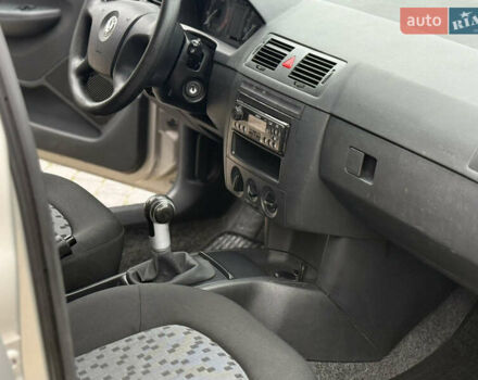 Бежевый Шкода Фабия, объемом двигателя 1.2 л и пробегом 183 тыс. км за 3850 $, фото 33 на Automoto.ua