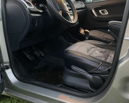 Бежевый Шкода Фабия, объемом двигателя 1.4 л и пробегом 310 тыс. км за 4200 $, фото 10 на Automoto.ua