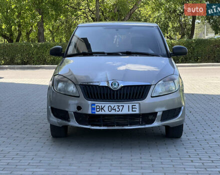 Бежевый Шкода Фабия, объемом двигателя 1.2 л и пробегом 300 тыс. км за 2999 $, фото 1 на Automoto.ua