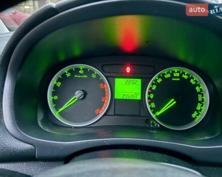 Бежевый Шкода Фабия, объемом двигателя 1.4 л и пробегом 255 тыс. км за 5800 $, фото 12 на Automoto.ua