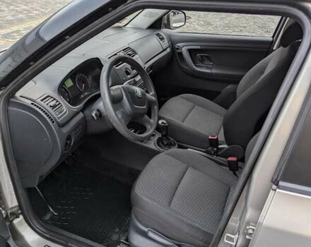 Бежевый Шкода Фабия, объемом двигателя 1.39 л и пробегом 143 тыс. км за 5850 $, фото 4 на Automoto.ua