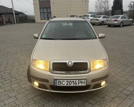 Бежевый Шкода Фабия, объемом двигателя 1.4 л и пробегом 199 тыс. км за 3900 $, фото 1 на Automoto.ua