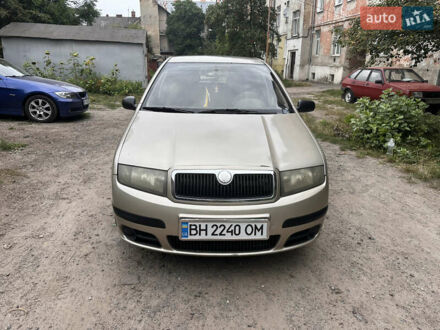 Бежевый Шкода Фабия, объемом двигателя 1.2 л и пробегом 327 тыс. км за 3200 $, фото 1 на Automoto.ua