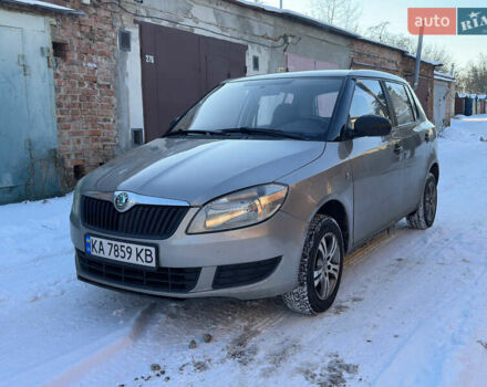 Бежевий Шкода Фабія, об'ємом двигуна 1.2 л та пробігом 198 тис. км за 3900 $, фото 1 на Automoto.ua
