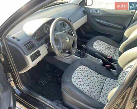 Черный Шкода Фабия, объемом двигателя 1.2 л и пробегом 300 тыс. км за 3500 $, фото 1 на Automoto.ua