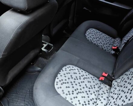 Черный Шкода Фабия, объемом двигателя 1.2 л и пробегом 315 тыс. км за 3300 $, фото 12 на Automoto.ua