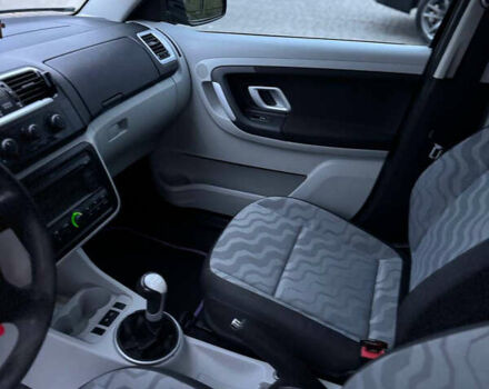 Черный Шкода Фабия, объемом двигателя 1.2 л и пробегом 215 тыс. км за 3950 $, фото 5 на Automoto.ua