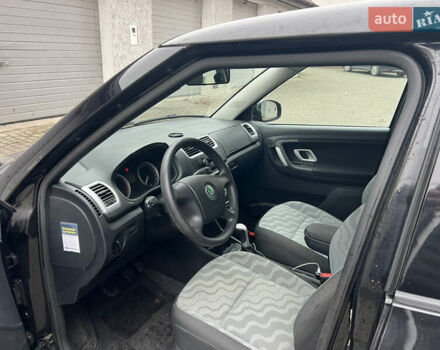 Черный Шкода Фабия, объемом двигателя 1.39 л и пробегом 215 тыс. км за 4790 $, фото 8 на Automoto.ua