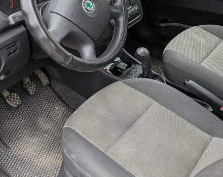 Черный Шкода Фабия, объемом двигателя 1.4 л и пробегом 255 тыс. км за 4600 $, фото 6 на Automoto.ua