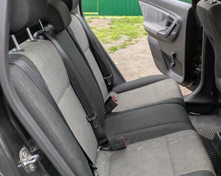 Черный Шкода Фабия, объемом двигателя 1.4 л и пробегом 255 тыс. км за 4600 $, фото 5 на Automoto.ua