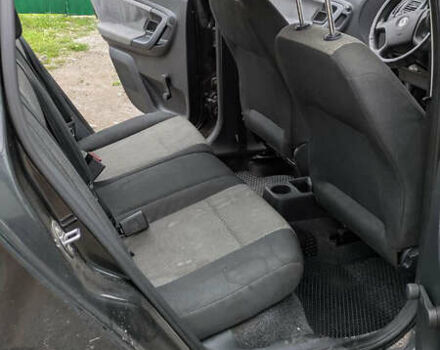 Черный Шкода Фабия, объемом двигателя 1.4 л и пробегом 255 тыс. км за 4600 $, фото 4 на Automoto.ua