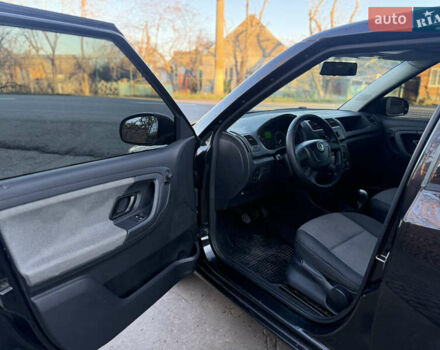 Чорний Шкода Фабія, об'ємом двигуна 1.2 л та пробігом 185 тис. км за 4900 $, фото 5 на Automoto.ua