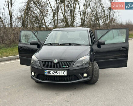 Черный Шкода Фабия, объемом двигателя 1.4 л и пробегом 239 тыс. км за 9800 $, фото 1 на Automoto.ua