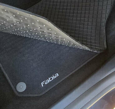 Черный Шкода Фабия, объемом двигателя 0 л и пробегом 95 тыс. км за 7500 $, фото 11 на Automoto.ua