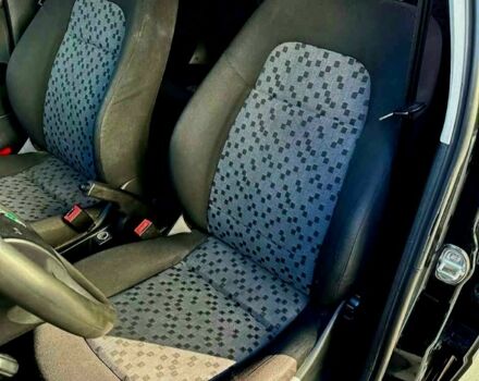 Черный Шкода Фабия, объемом двигателя 1.2 л и пробегом 197 тыс. км за 3200 $, фото 4 на Automoto.ua