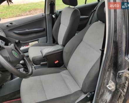 Черный Шкода Фабия, объемом двигателя 1.39 л и пробегом 248 тыс. км за 3500 $, фото 4 на Automoto.ua