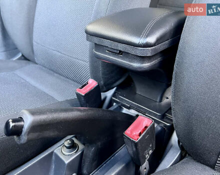 Черный Шкода Фабия, объемом двигателя 1.4 л и пробегом 162 тыс. км за 3999 $, фото 25 на Automoto.ua